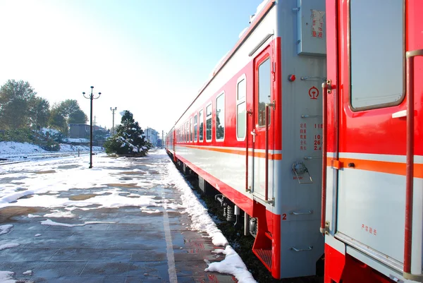 platform üzerinde kırmızı tren