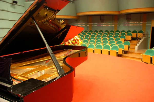 Kırmızı piyano konser salonu