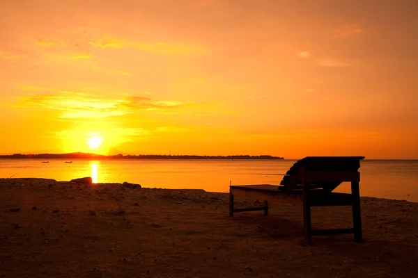 Полотно стілець під час заходу сонця — стокове фото