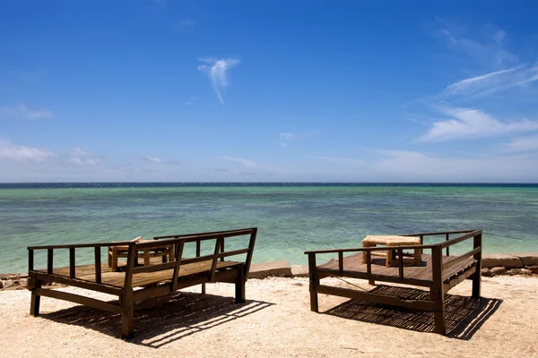 Assento em uma praia tropical — Fotografia de Stock
