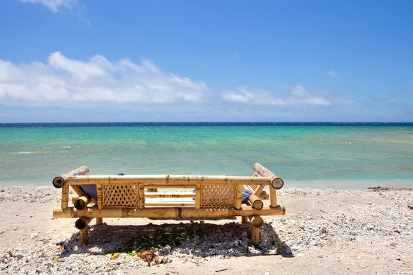 Sitz an einem tropischen Strand — Stockfoto