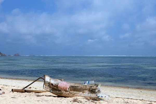 Човен на тропічному пляжі — стокове фото