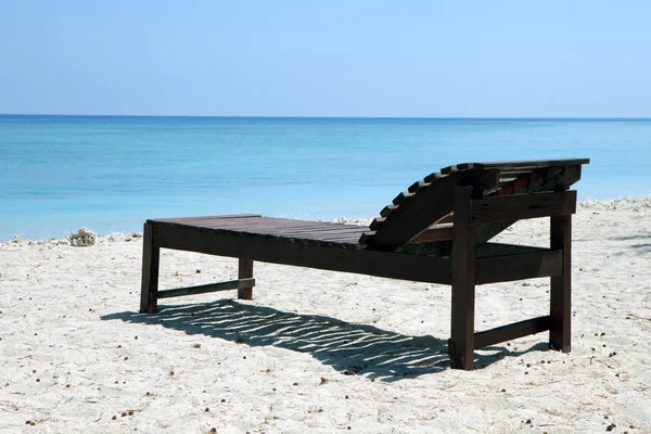 Κάθισμα σε μια τροπική παραλία — Φωτογραφία Αρχείου