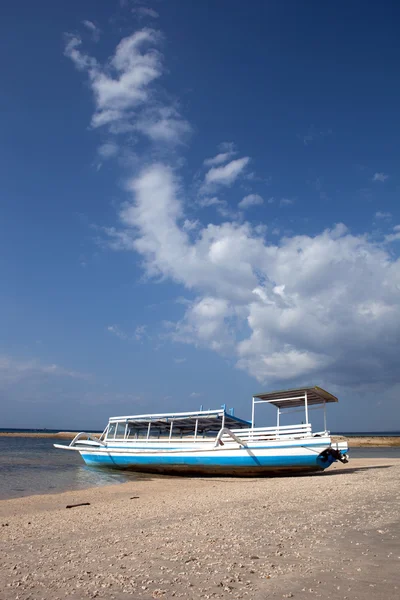 Boat on a tropical beach — Stock Photo, Image