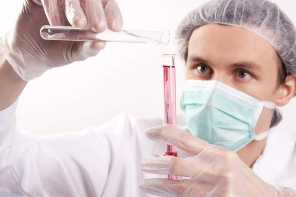 Oamenii de știință examinează sticla — Fotografie, imagine de stoc