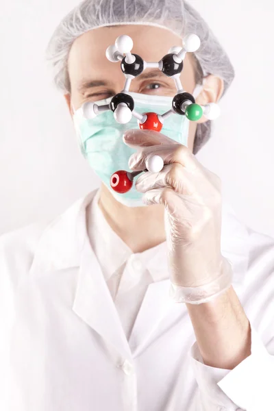 Επιστήμονας με molecues — Φωτογραφία Αρχείου