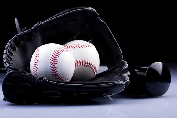 Бейсбольний м'яч і рукавичка — стокове фото