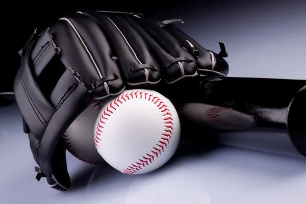 Baseballball und Handschuh — Stockfoto