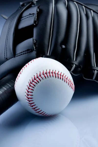 Бейсбольний м'яч і кажана — стокове фото
