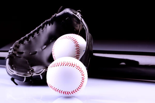Bola de béisbol y guante — Foto de Stock