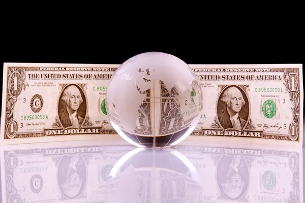 Globe surroundljud genom att pengar — Stockfoto
