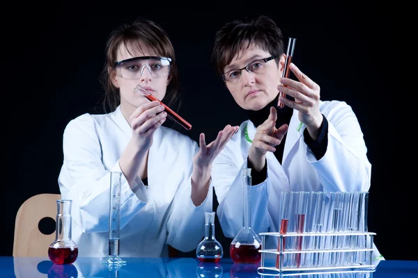Kvinnliga forskare i laboratorium — Stockfoto