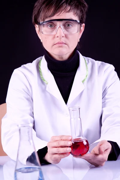 Científica femenina en laboratorio — Foto de Stock