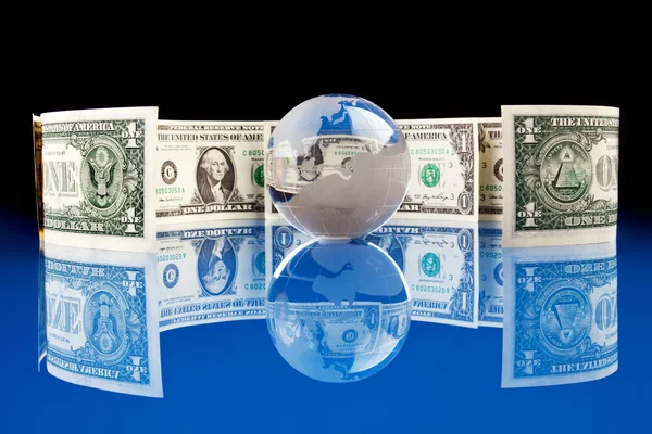 Mundo rodeado de dinero — Foto de Stock