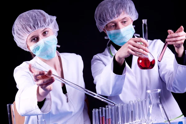 Kobiety-naukowcy eksperymentować — Zdjęcie stockowe