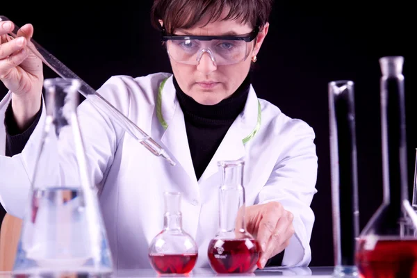 Kvinnelig forsker i laboratoriet – stockfoto