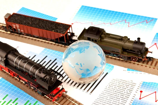 Модели локомотивов и стеклянный шар — стоковое фото