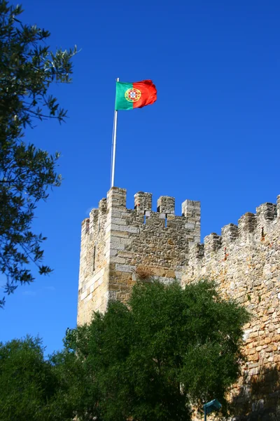 Vlajka na st. george hrad, lisboa — Stock fotografie