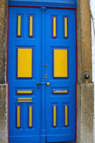 Obnovený dveře na ulici v lisboa — Stock fotografie