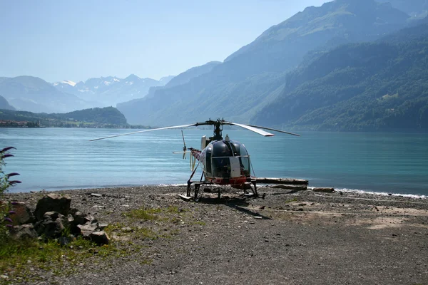 直升机在瑞士山 — 图库照片