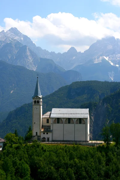 Igreja nas montanhas italianas — Fotografia de Stock