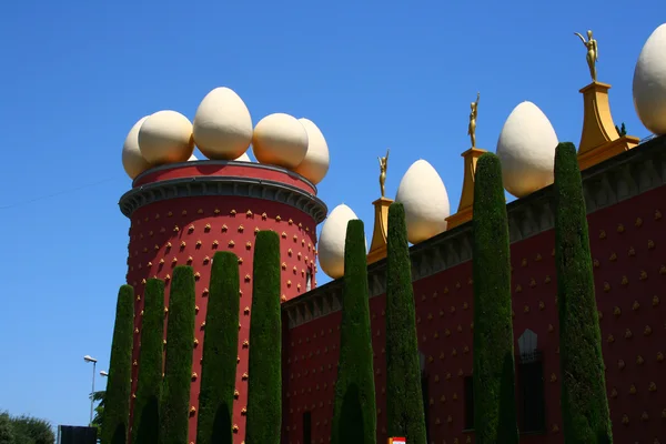 Яйца на крыше здания — стоковое фото