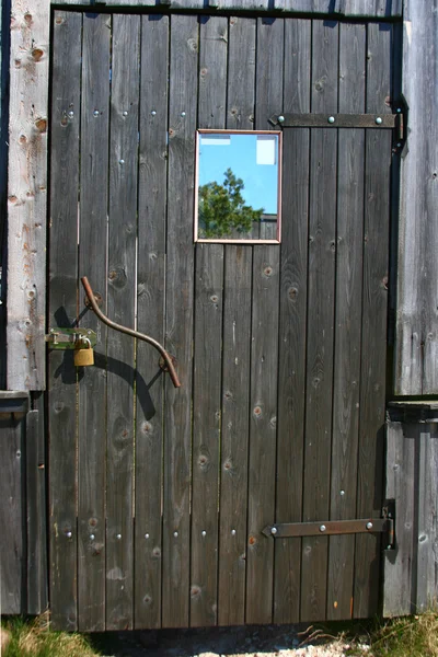 Porta in legno con specchio e serratura — Foto Stock