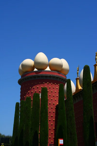 Яйца на крыше здания — стоковое фото
