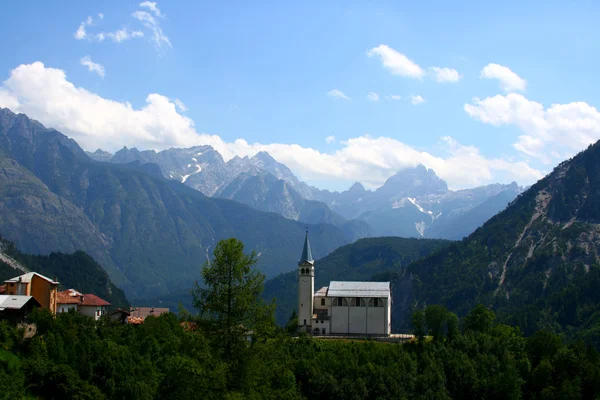 Eglise sur les montagnes italiennes — Photo