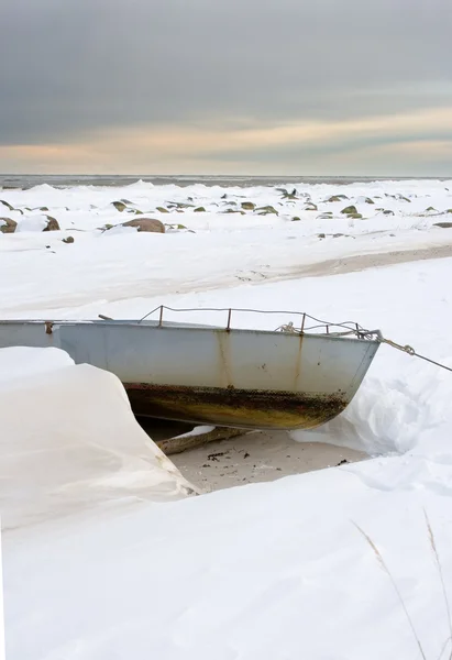冬季风景与孤独的小船 — 图库照片