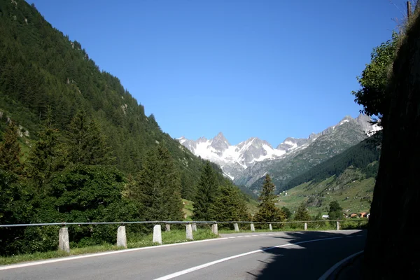 Carretera en montañas de Suiza —  Fotos de Stock
