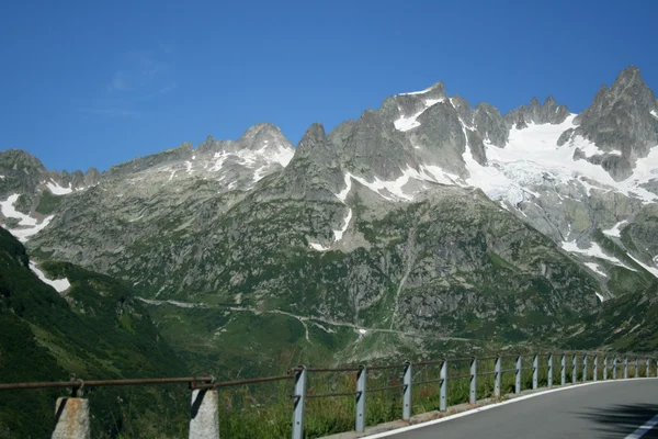 Estrada nas montanhas da Suíça — Fotografia de Stock