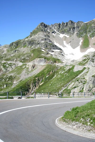 Straße in den Schweizer Bergen — Stockfoto