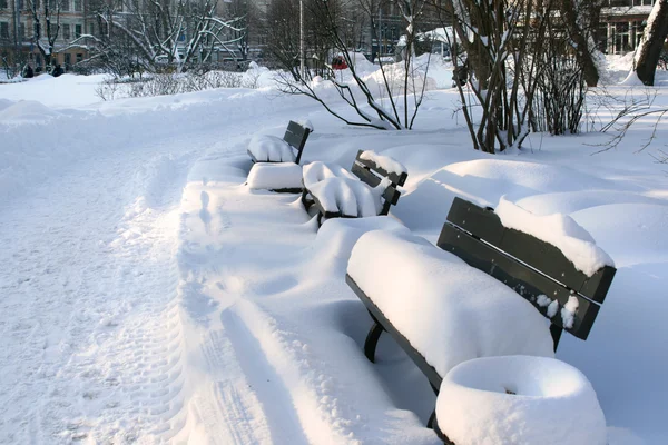 Зимние скамейки в центре Риги — стоковое фото