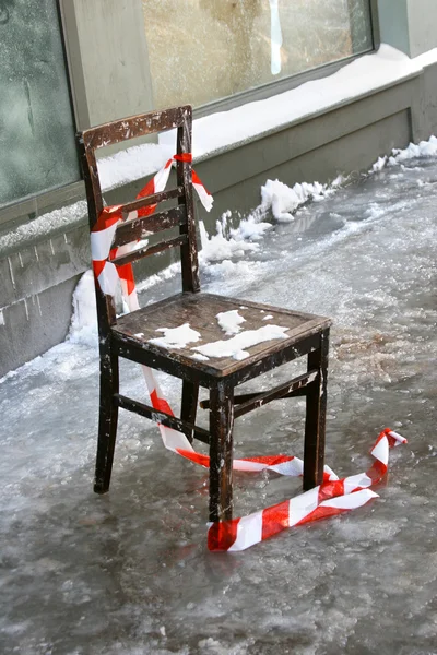 Bir sokak eski sandalye — Stok fotoğraf