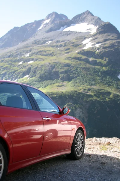 Alfa Romeo en las montañas suizas — Foto de Stock