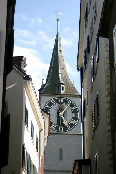 Turm und große Uhr an der Wand in Zug — Stockfoto