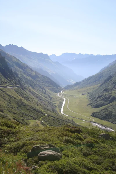 Красивая долина в Альпах Швейцарии — стоковое фото