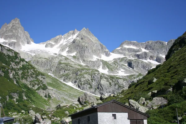 Mały dom w Szwajcarii apls — Zdjęcie stockowe