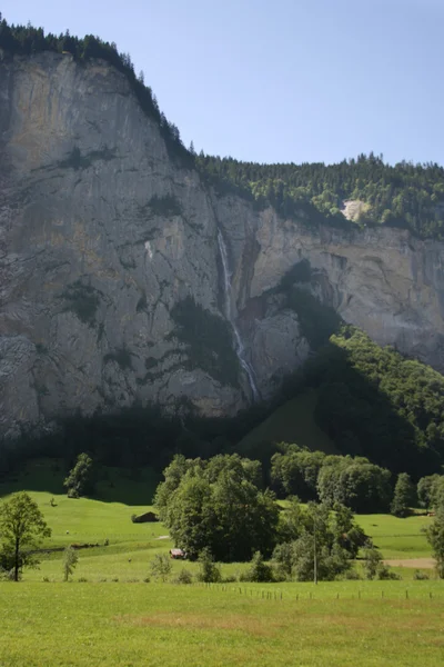 Красивая долина в Альпах Швейцарии — стоковое фото