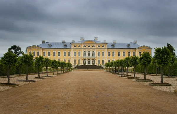 Rundale Palace in overcast day — Stock Photo, Image