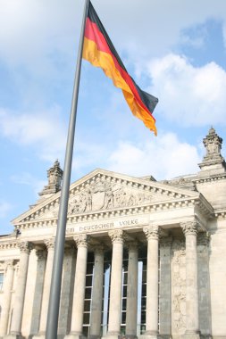 reichstag zemin üzerine Alman bayrağı