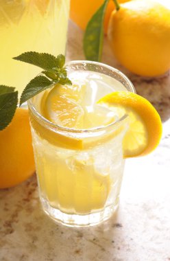 Bir bardak limonata.