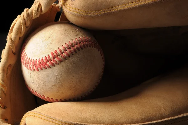 Baseball a rukavice zblízka — Stock fotografie