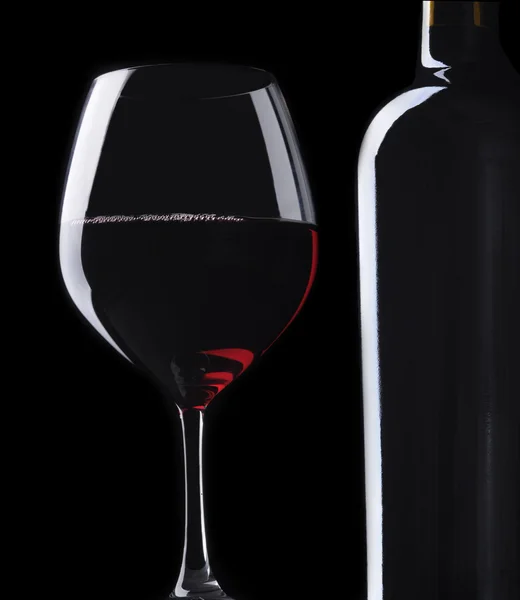 Bottiglia di vino e bicchiere da vino su nero — Foto Stock