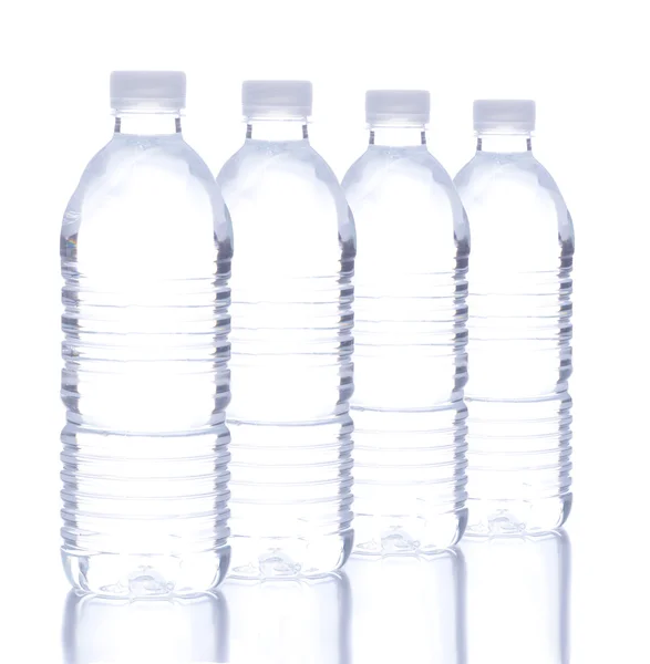 Пластиковая бутылка воды в ряд — стоковое фото