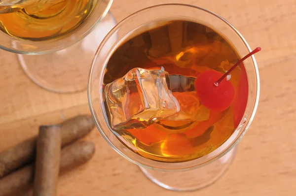 Dva koktejly v martini sklenice — Stock fotografie