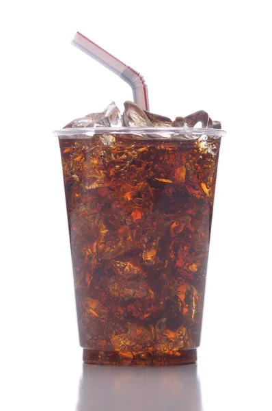 ソーダとプラスチック製のコップ — ストック写真