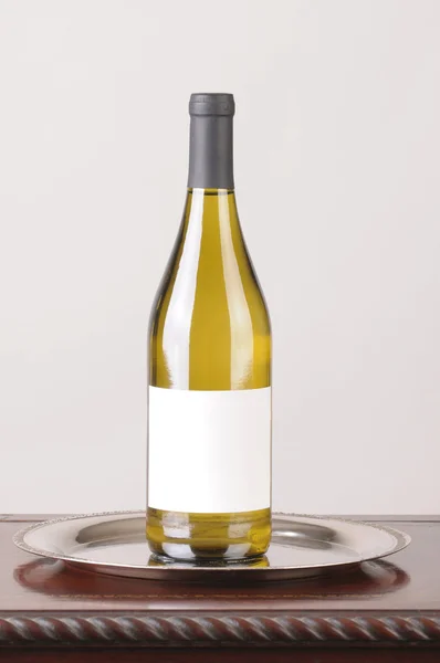 Beyaz şarap şişesi boş etiket — Stok fotoğraf