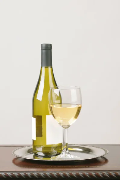 Witte wijn fles leeg label en glas — Stockfoto